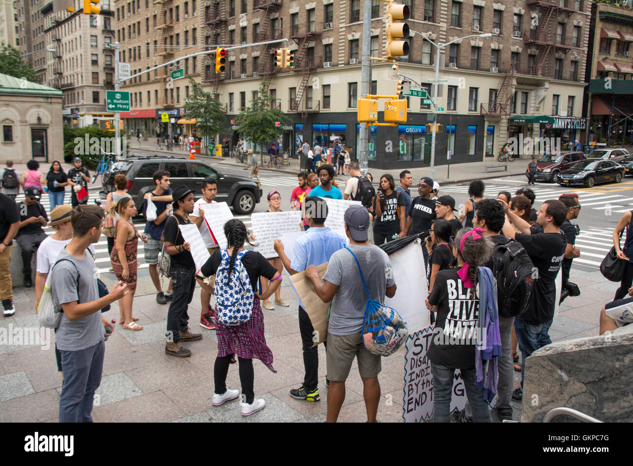 New York, Stati Uniti d'America. Il 21 agosto 2016. Gli attivisti marzo lungo la 96esima Strada. Indigeni, Latino e altri attivisti di colore marrone join vive questione rally e marzo da Harlem attraverso East Harlem e Central Park a Manhattan West Side. Credito: M. Stan Reaves/Alamy Live News Foto Stock