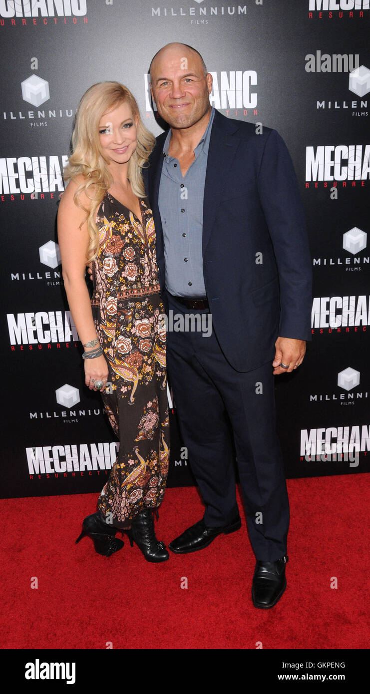 Los Angeles, California, USA. Il 22 agosto, 2016. 22 agosto 2016 - Los Angeles California USA - Attore RANDY COUTURE, MINDY ROBINSON alla ''Mechanic risurrezione'' Premiere detenute al ArcLight Cinema Teatro, Hollywood, Los Angeles. Credito: Paolo Fenton/ZUMA filo/Alamy Live News Foto Stock