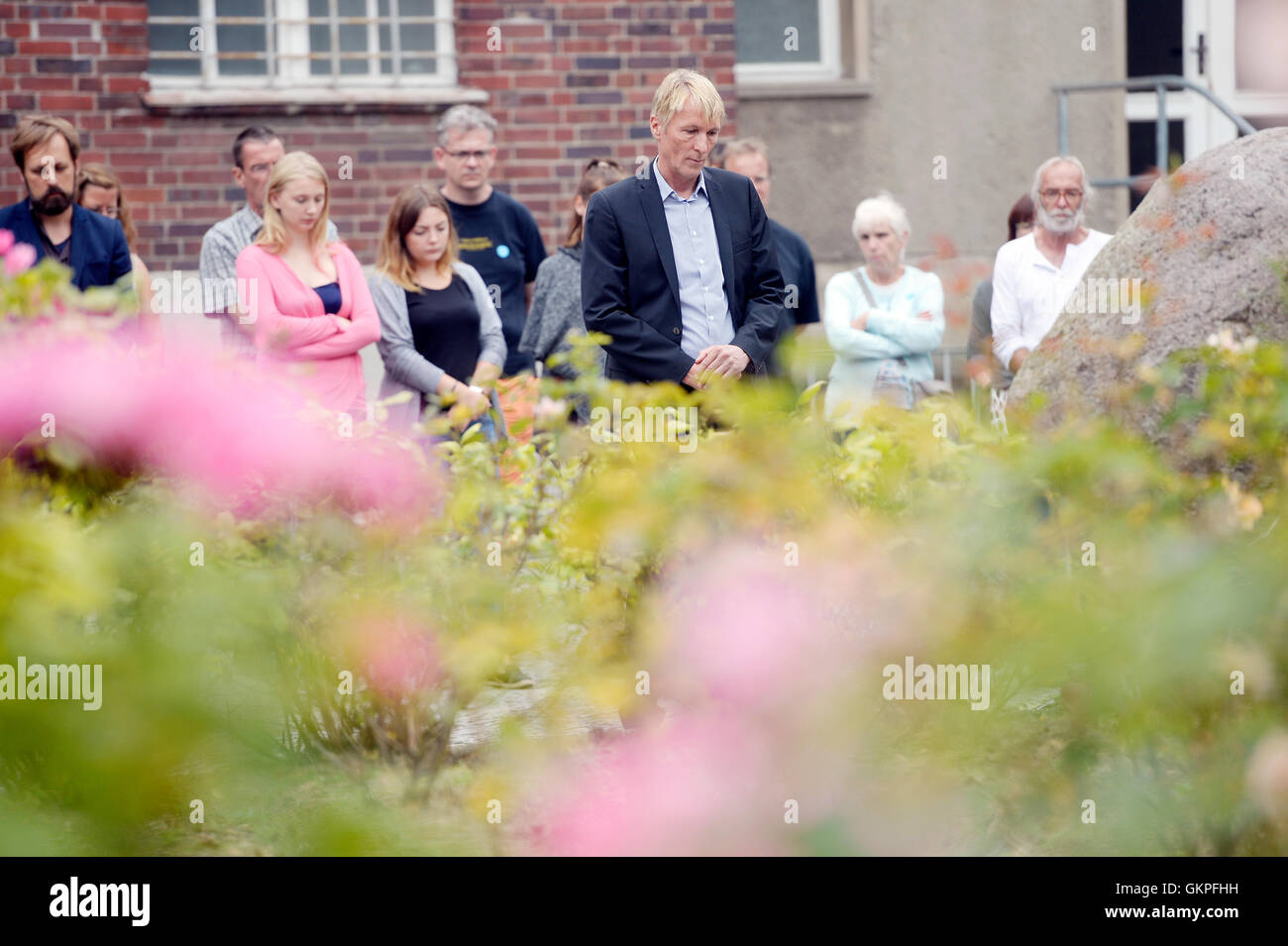 Berlino, Germania. 23 Ago, 2016. Hubertus Knabe, direttore della prigione Stasi sito memoriale Berlin-Hohenschoenhausen, commemora le vittime dello stalinismo e nazismo con una ghirlanda che stabilisce a Berlino, Germania, 23 agosto 2016. 23 agosto è il 77° anniversario del patto Molotov-Ribbentrop. Foto: Maurizio Gambarini/dpa/Alamy Live News Foto Stock