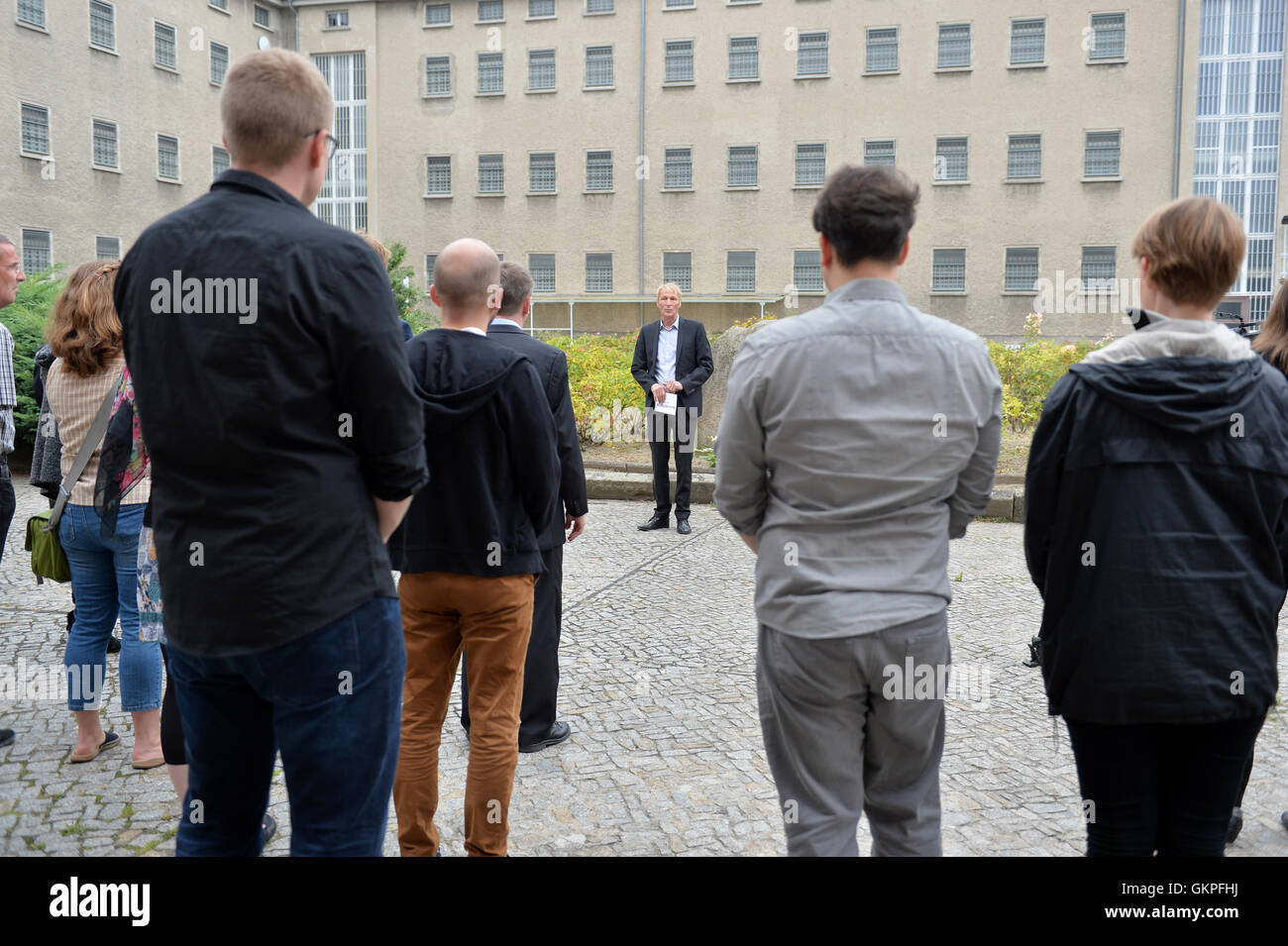 Berlino, Germania. 23 Ago, 2016. Hubertus Knabe, direttore della prigione Stasi sito memoriale Berlin-Hohenschoenhausen, commemora le vittime dello stalinismo e nazismo con una ghirlanda che stabilisce a Berlino, Germania, 23 agosto 2016. 23 agosto è il 77° anniversario del patto Molotov-Ribbentrop. Foto: Maurizio Gambarini/dpa/Alamy Live News Foto Stock