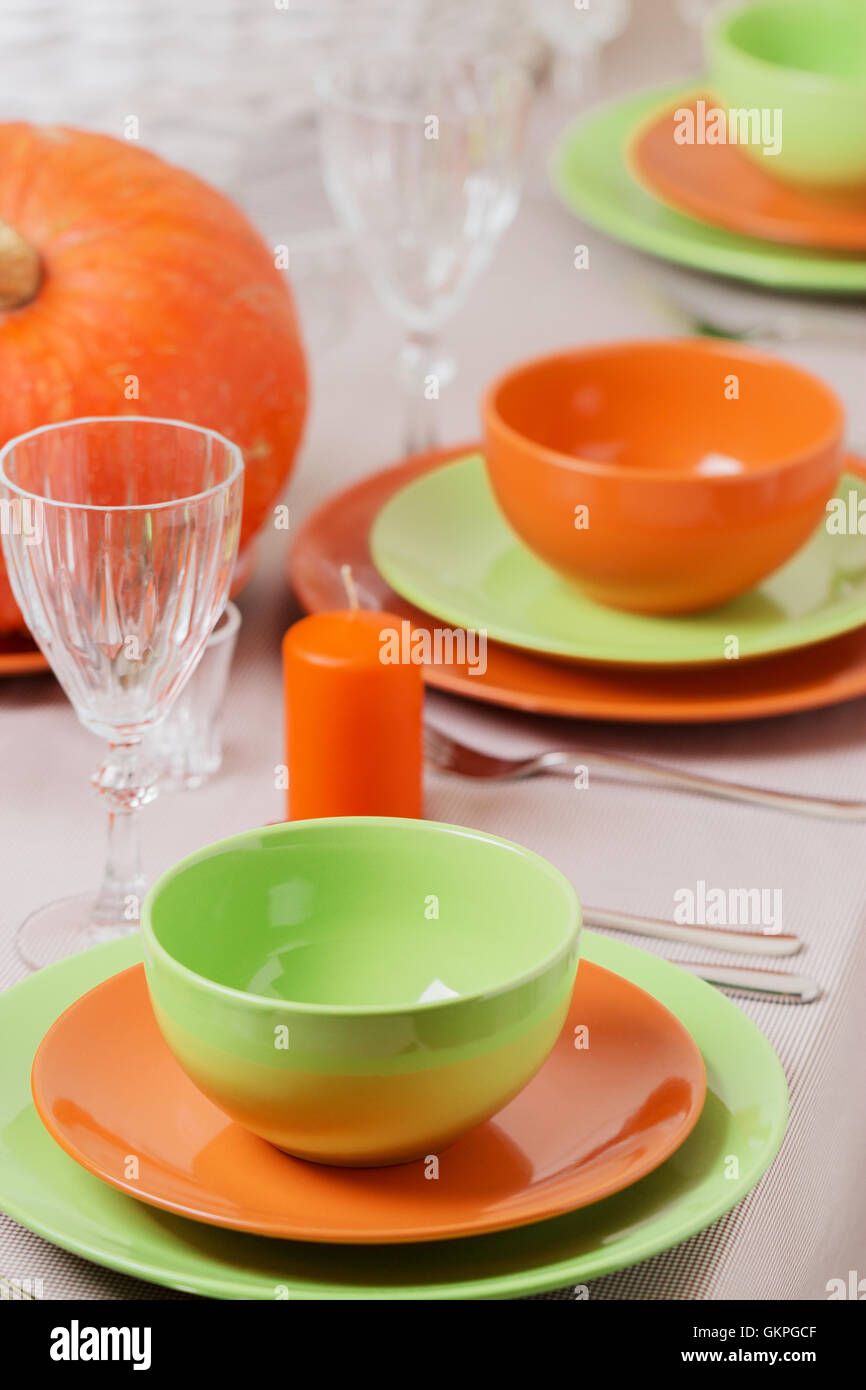 La Giornata del ringraziamento. Pranzo festivo con tradizionali decorazioni per la tavola - zucche, frutta e verdura. Impostazione tabella in arancione e Foto Stock