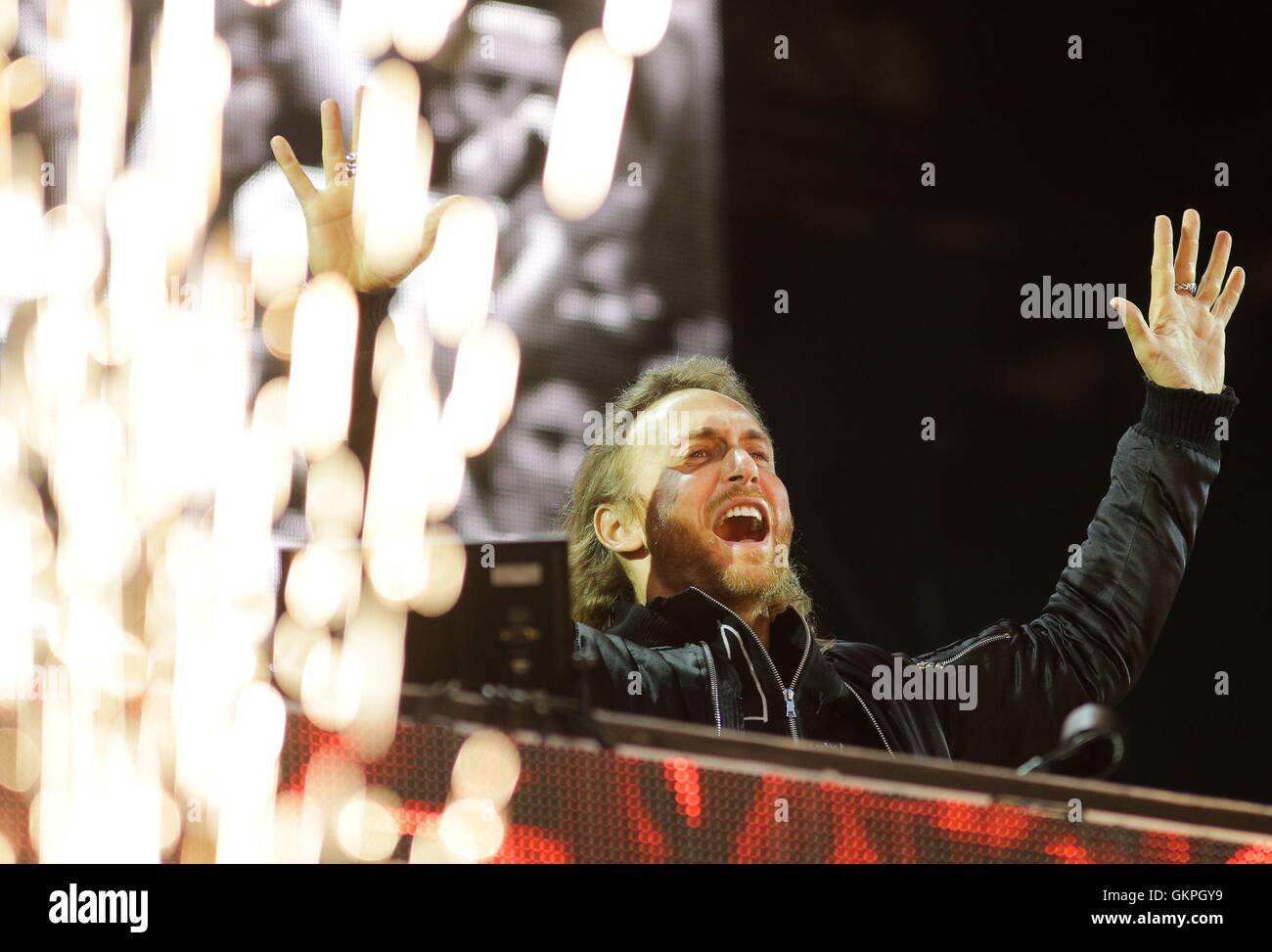 David Guetta esegue sul supporto vergine stadio durante il V Festival a Hylands Park a Chelmsford Essex. Foto Stock