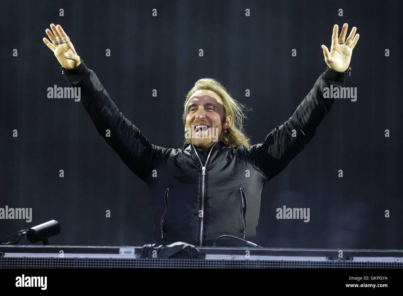David Guetta esegue sul supporto vergine stadio durante il V Festival a Hylands Park a Chelmsford Essex. Foto Stock
