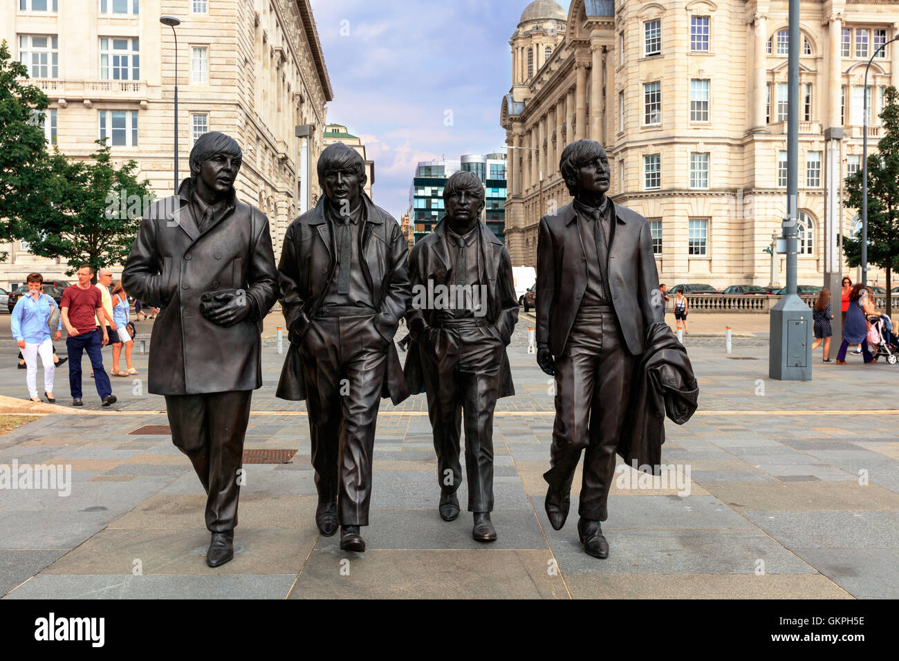 Statua di bronzo di quattro Liverpool Beatles sorge sul lungomare di Liverpool da scultura Andrew Edwards. Foto Stock