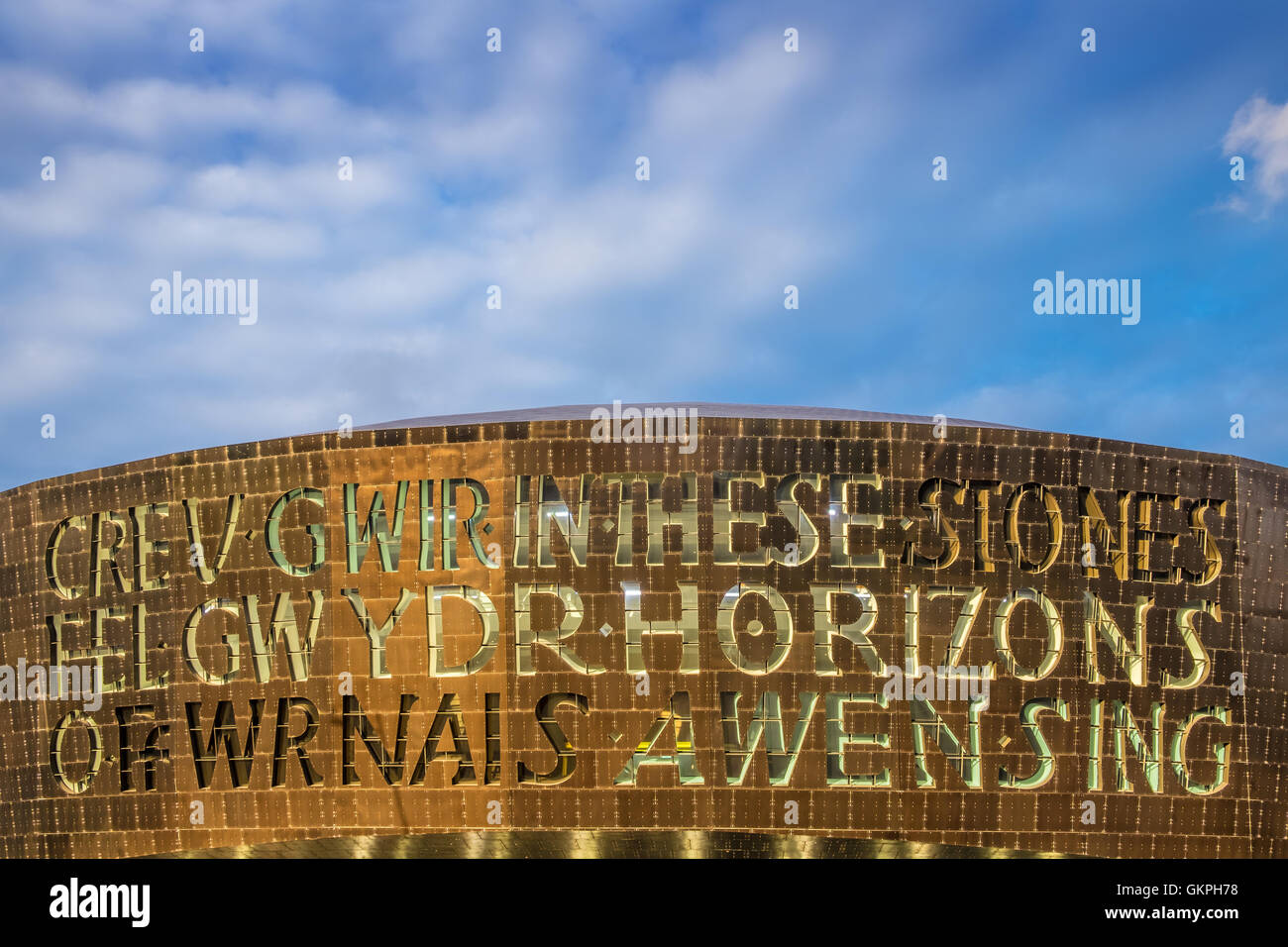 Wales Millennium Centre nella ex zona portuale di Cardiff, Galles Foto Stock
