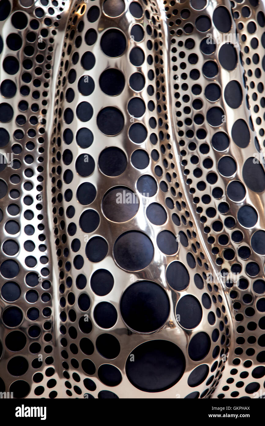 23 Luglio 2016 - dettaglio della zucca, Yayoi Kusama exhibition at Victoria Miro art gallery di Londra, Regno Unito Foto Stock