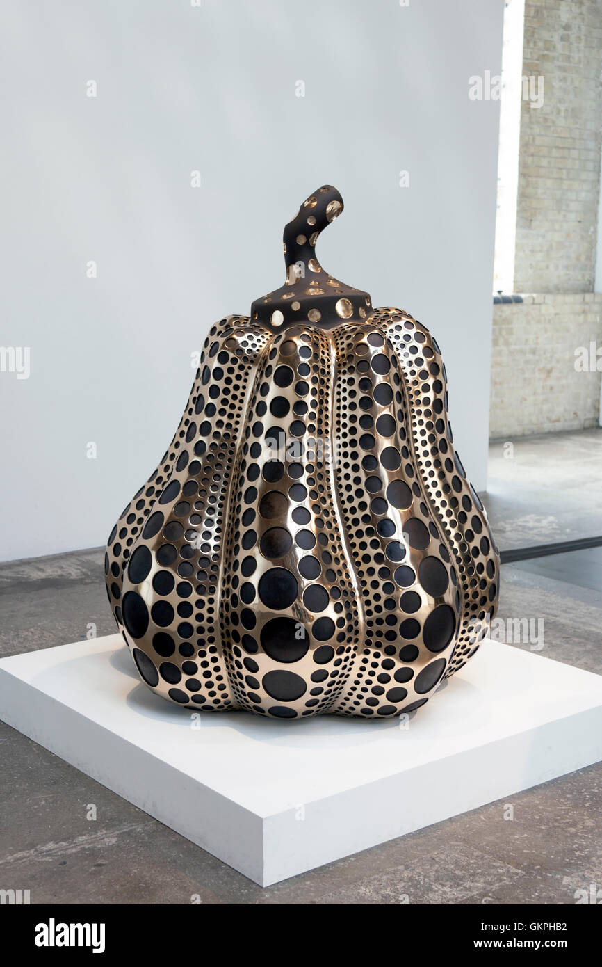 23 Luglio 2016 - Zucca, Yayoi Kusama exhibition at Victoria Miro art gallery di Londra, Regno Unito Foto Stock