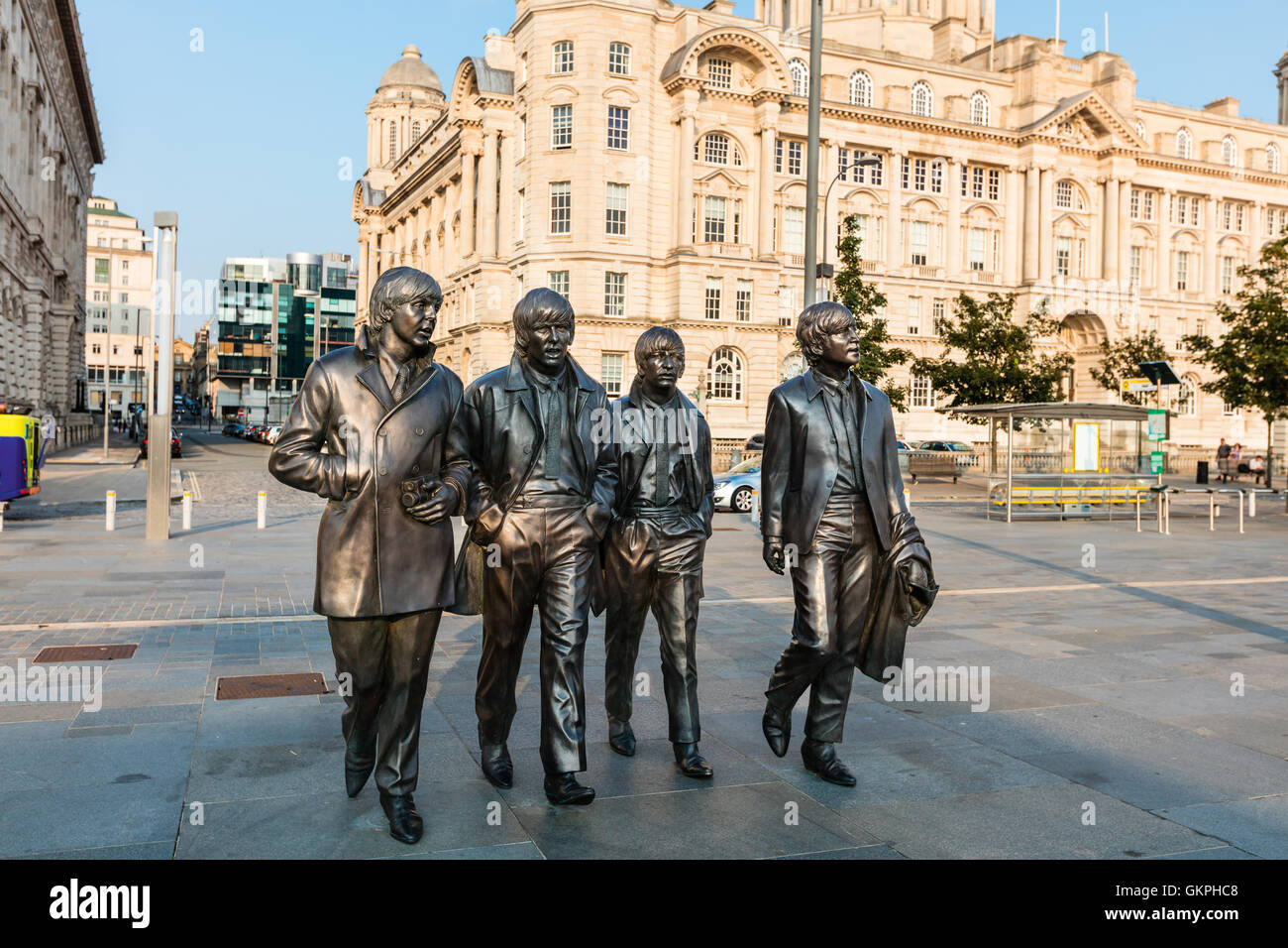 Statua di bronzo di quattro Liverpool Beatles sorge sul lungomare di Liverpool da scultura Andrew Edwards. Foto Stock