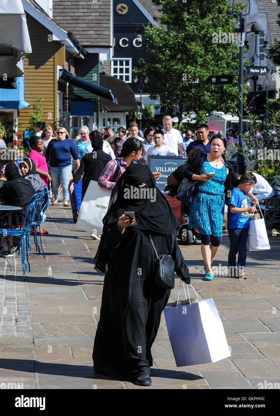 Le donne musulmane di indossare il hijab abbigliamento shopping a Bicester village retail Foto Stock
