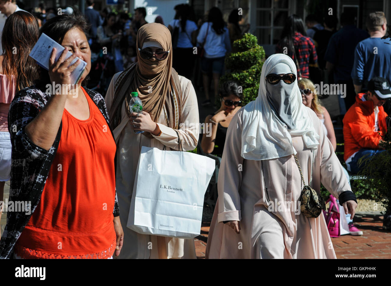 Le donne musulmane di indossare il hijab abbigliamento shopping a Bicester village retail Foto Stock