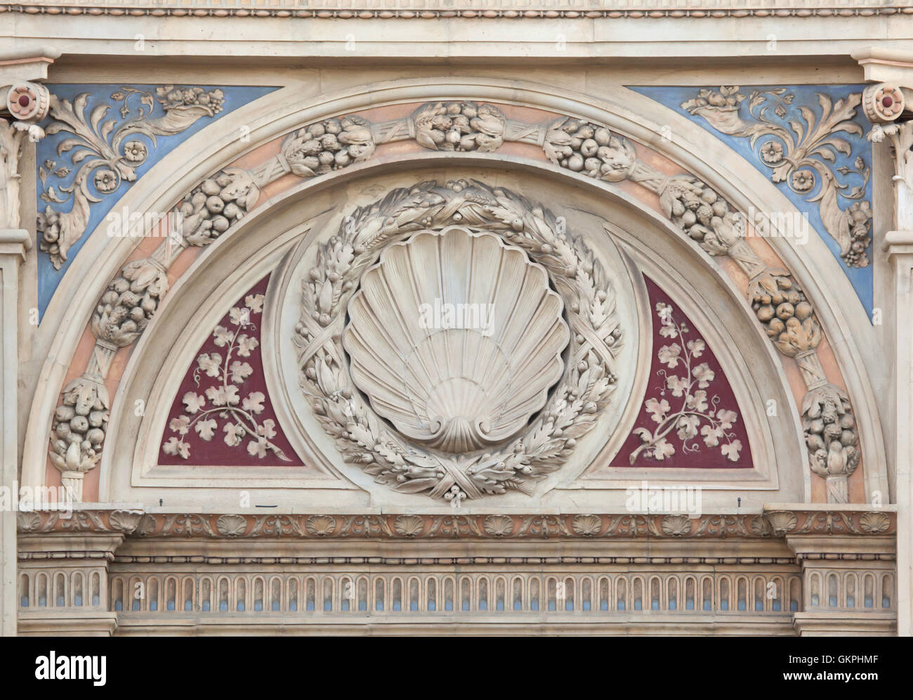 Guscio di capesante e corona di alloro raffigurata sulla Mucsarnok Art Gallery in Piazza degli Eroi a Budapest, Ungheria. Il Mucsarnok Art Gallery progettato da Albert Schickedanz e Fulop Herczog in eclettico stile neoclassico fu costruito nel 1895. Foto Stock