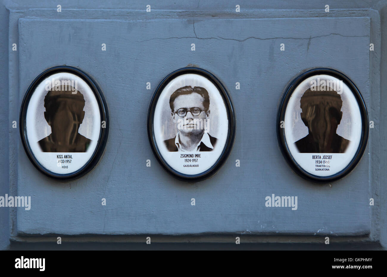 I ritratti delle vittime del regime comunista al di fuori della Casa del Terrore Budapest, Ungheria. Agricoltore Imre Zsigmond (1924-1957) è raffigurato al centro mentre il riscaldamento Antal Kiss (1933-1957), e soldato e camionista Jozsef Berta (1934-1958) non hanno le fotografie. Foto Stock