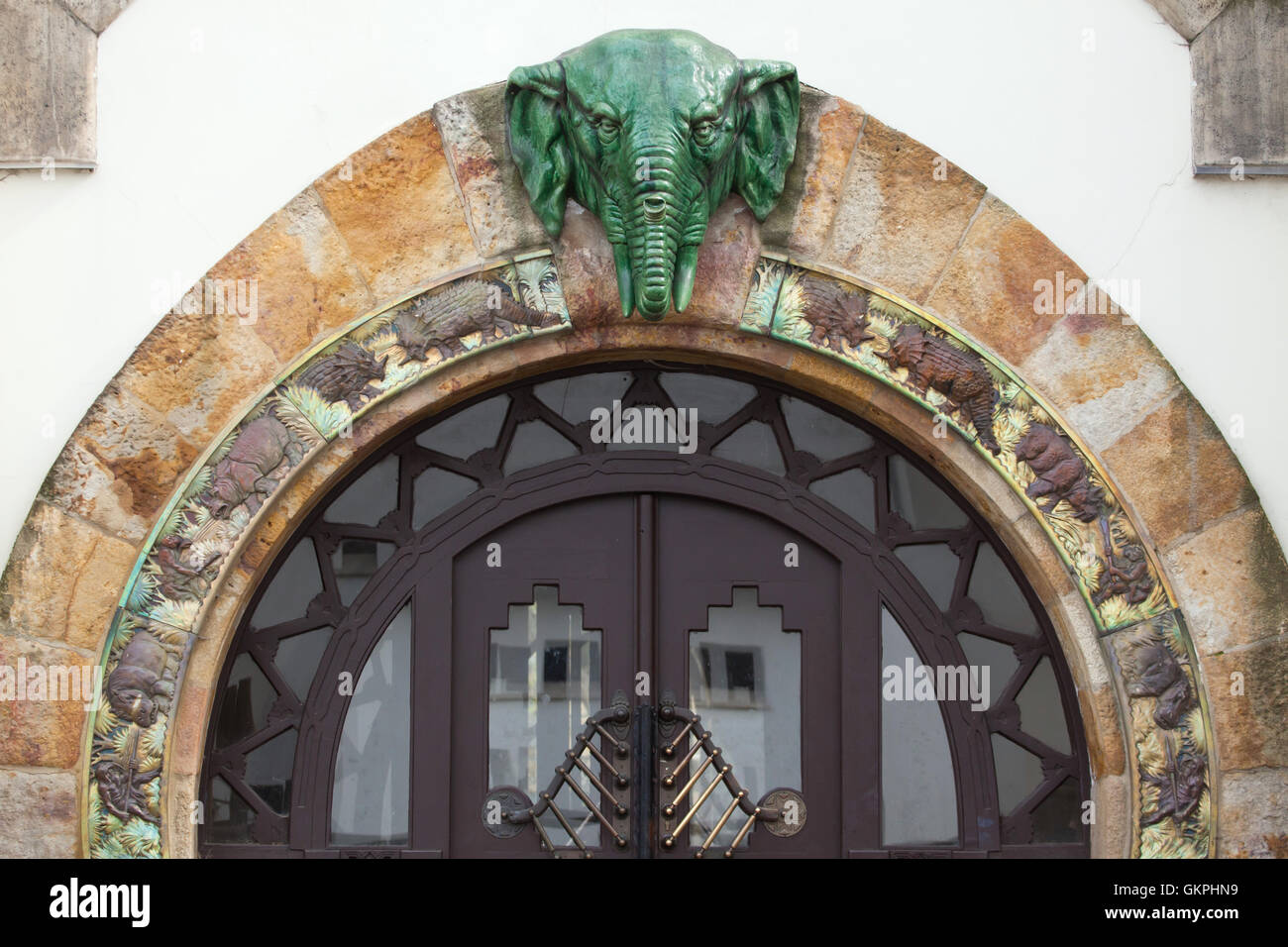 Art Nouveau Elephant House progettata dall architetto ungherese Kornel Neuschloss a Budapest Zoo in Budapest, Ungheria. Foto Stock