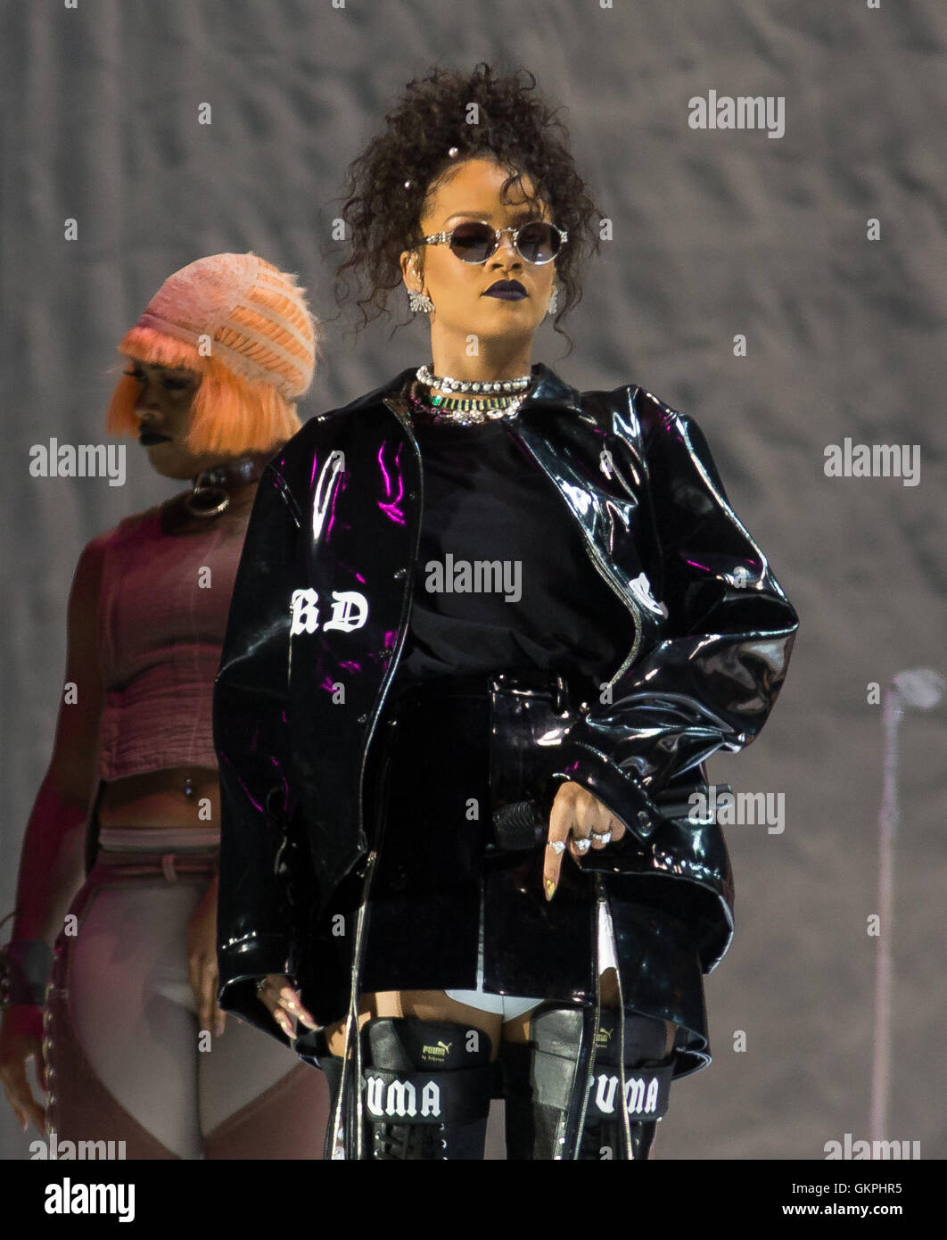 Rihanna effettuando al Virgin Media stadio durante il V Festival a Hylands Park a Chelmsford Essex. Foto Stock