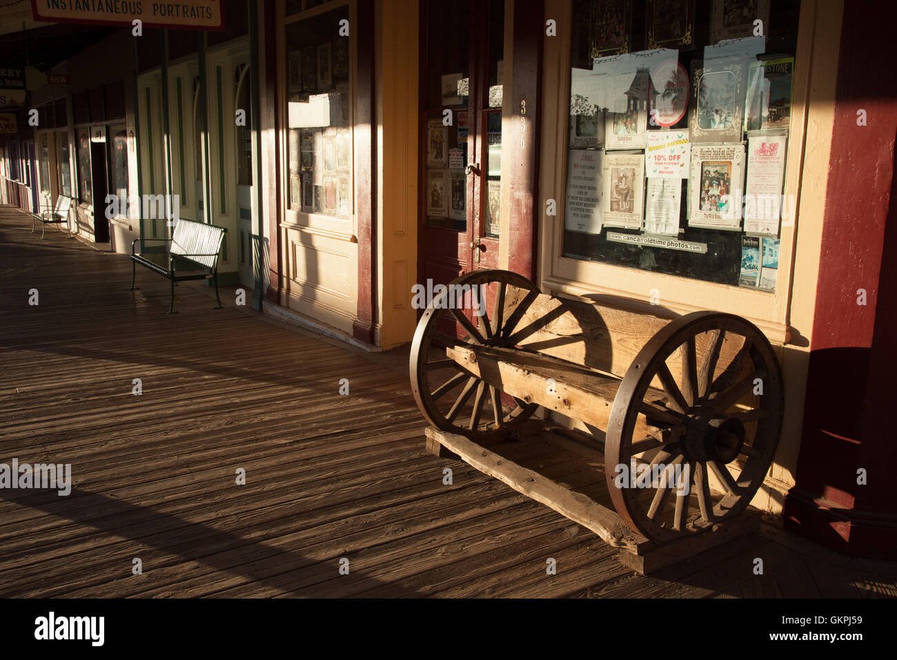 La luce del tardo pomeriggio splende su un passaggio in legno a Tombstone, Arizona. Foto Stock