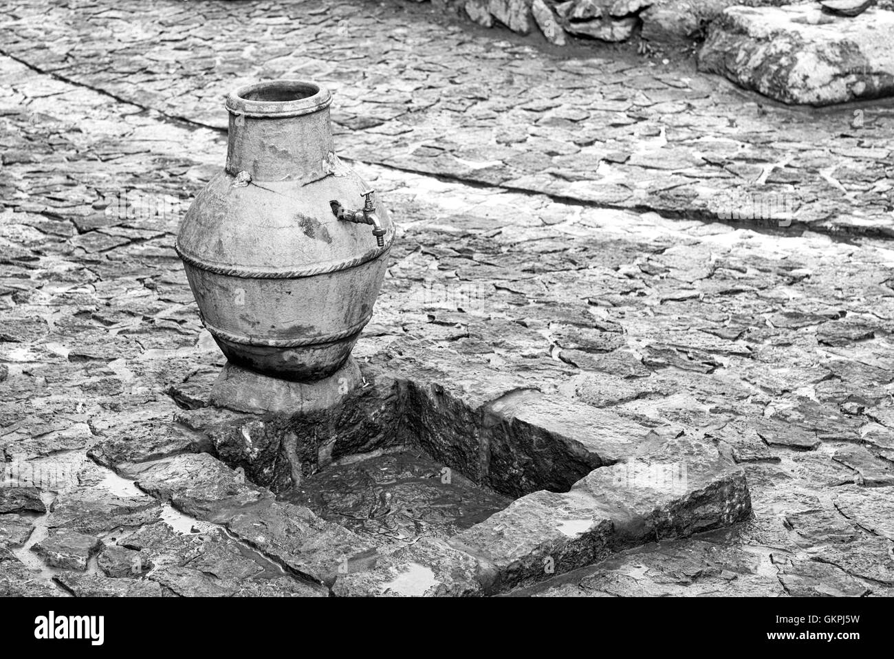 Una pentola di creta rubinetto di acqua nell'antica città zoroastriana di Abyaneh, Iran. Abyaneh è un antico borgo in Barzrud distretto rurale, nel quartiere centrale di Natanz County, Provincia di Isfahan, Iran. Presso il censimento del 2006, la sua popolazione era 305, 160 famiglie. Foto Stock