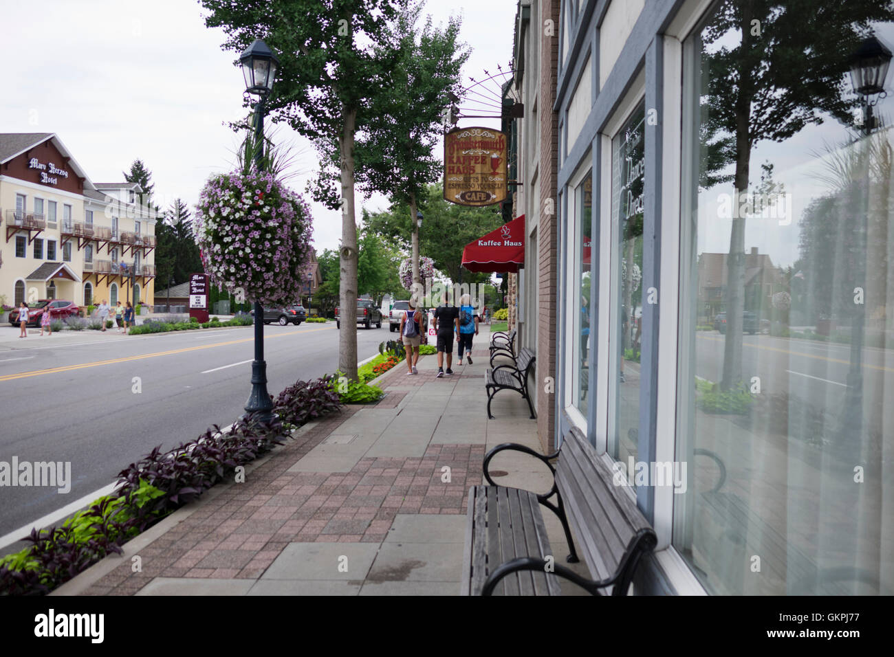 Strada e marciapiede in downtown Frankenmuth, Michigan. Foto Stock