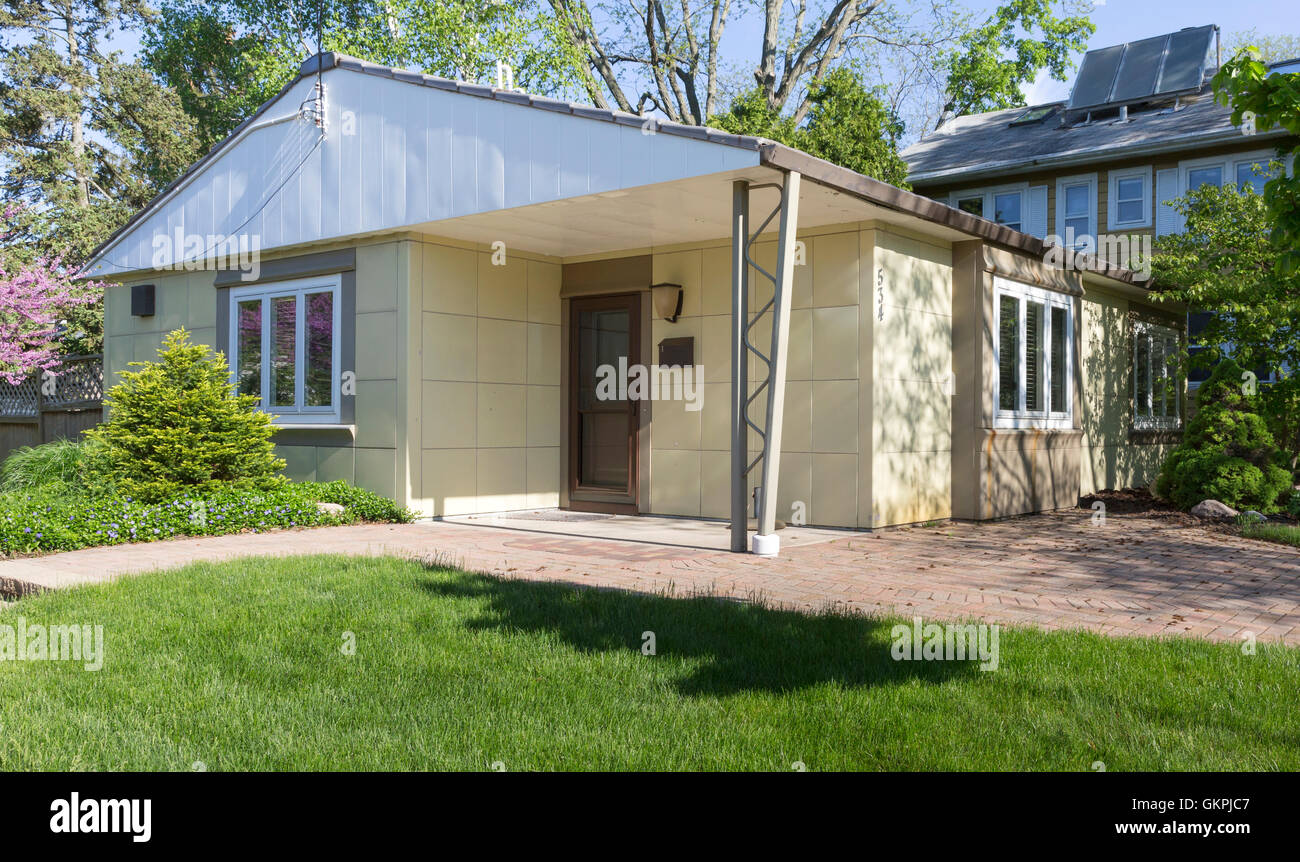 Storica casa Lustron MCM moderna di metà secolo 'Maize Yellow' a Madison, Wisconsin Foto Stock