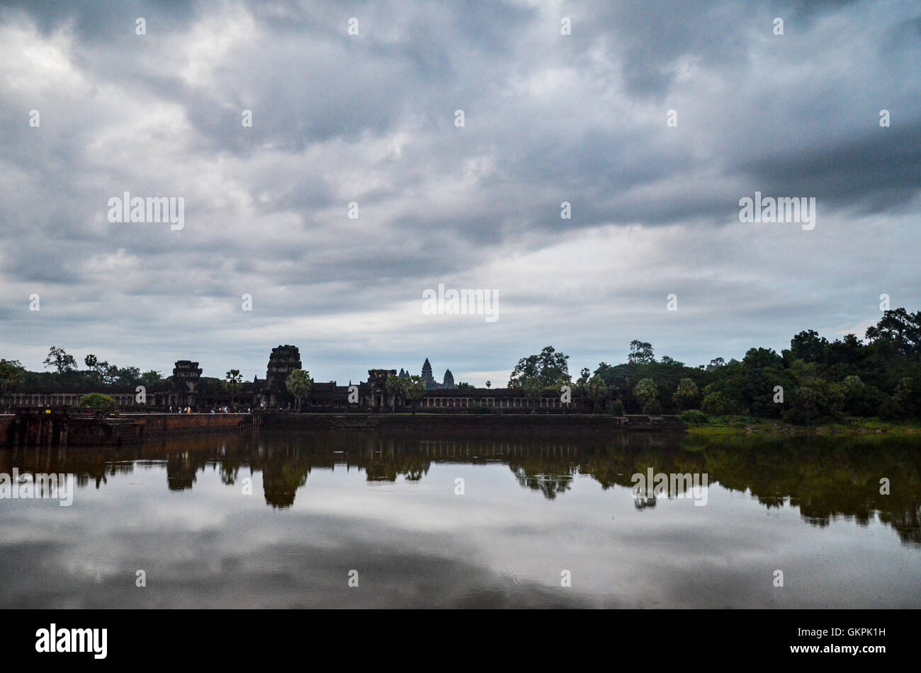 Angkor Wat e la sua riflessione nel lago, patrimonio mondiale dell UNESCO, Siem Reap Provincia, Cambogia Foto Stock