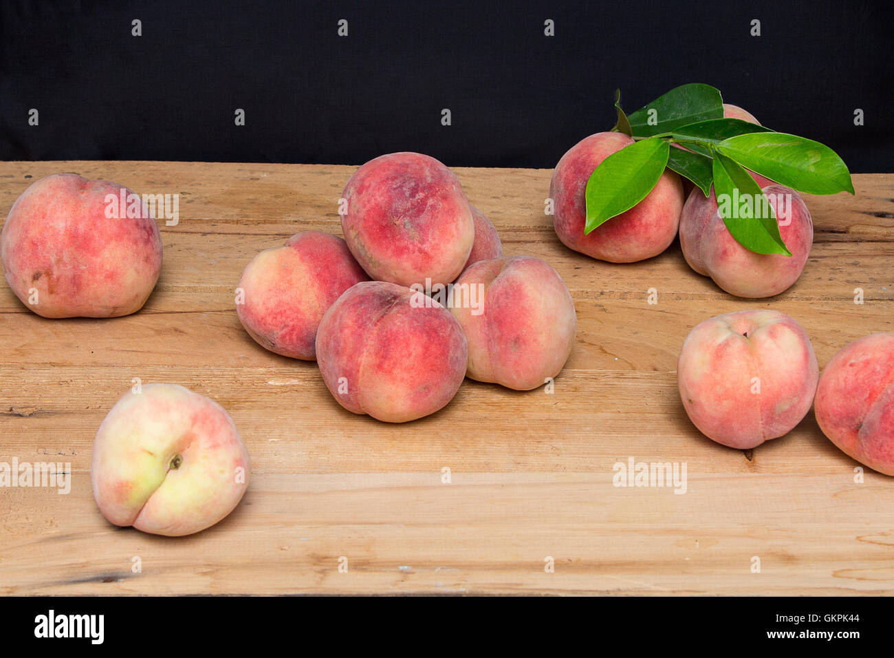 Le pesche. Pesche fresche su uno sfondo di legno Foto Stock