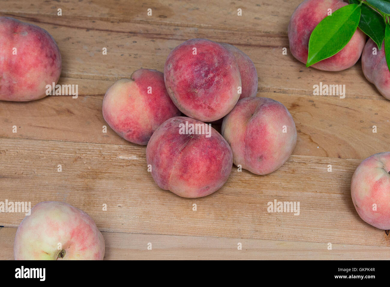 Pesche fresche su uno sfondo di legno Foto Stock