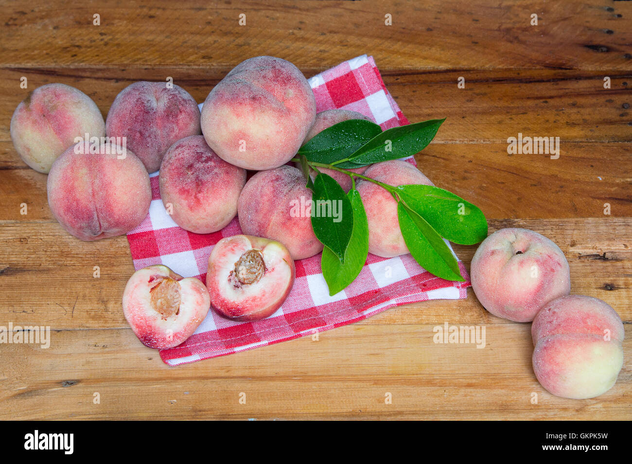 Le pesche. Pesche fresche su un tavolo di legno. Peschi in un taglio Foto Stock