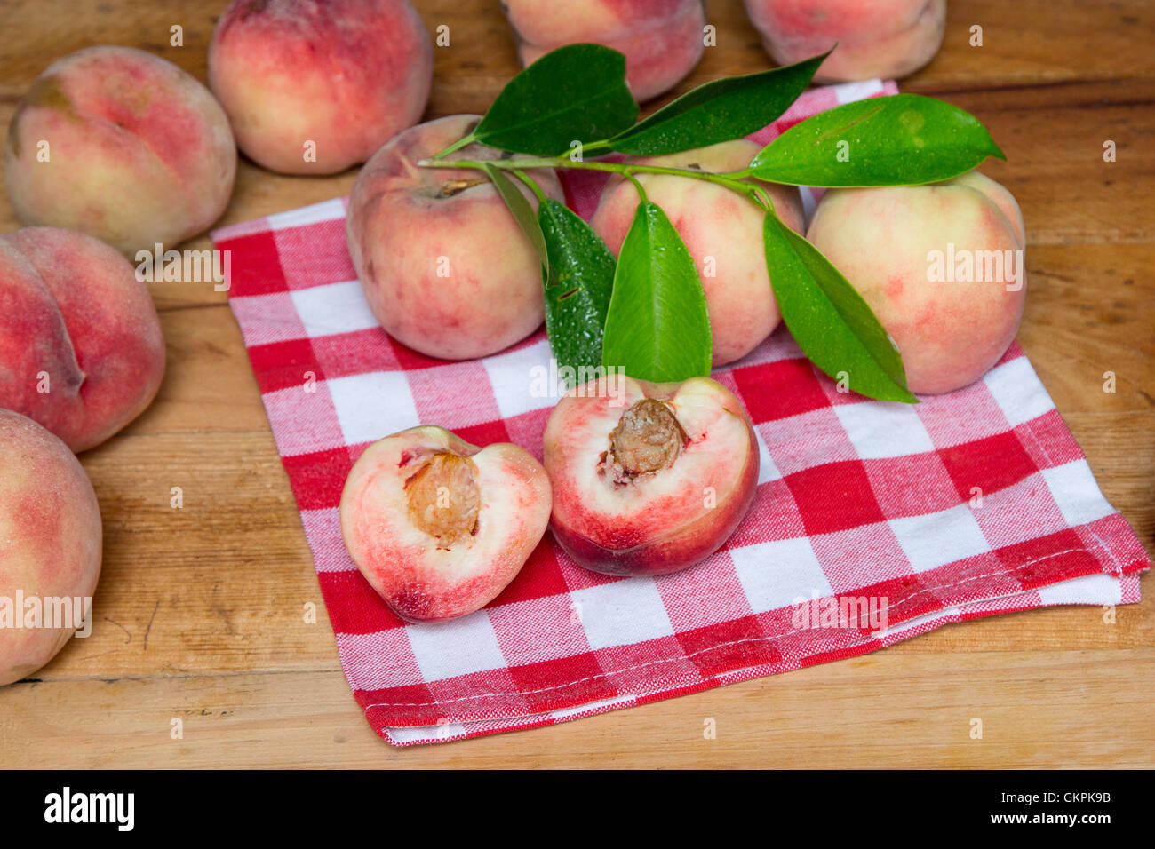 Le pesche. Pesche fresche su un tavolo di legno. Peschi in un taglio Foto Stock