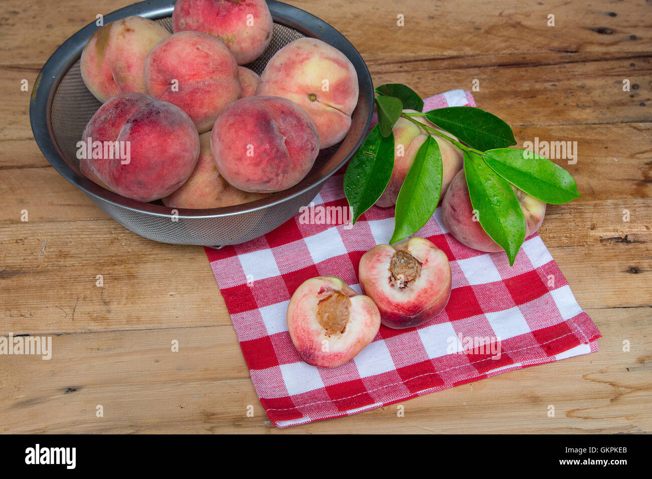 Pesche fresche su un tavolo di legno. Peschi in un taglio Foto Stock