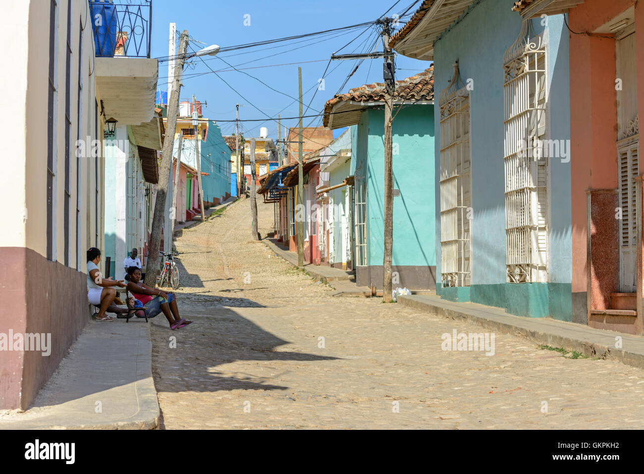Scena di strada con dipinti tradizionali edifici in Trinidad, Sancti Spiritus provincia, Cuba Foto Stock