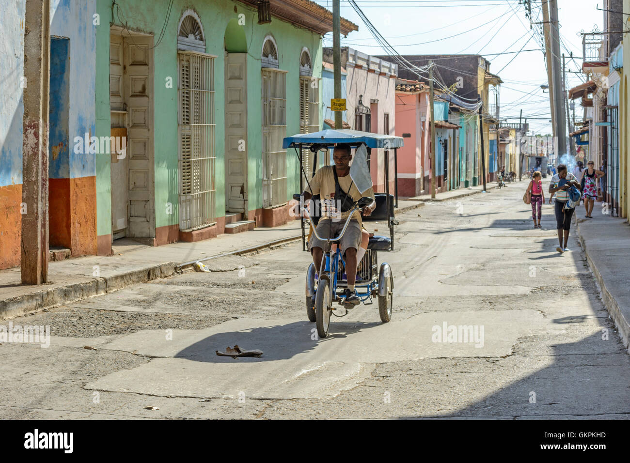 Scena di strada con una bicicletta tradizionale taxi in Trinidad, Sancti Spiritus provincia, Cuba Foto Stock