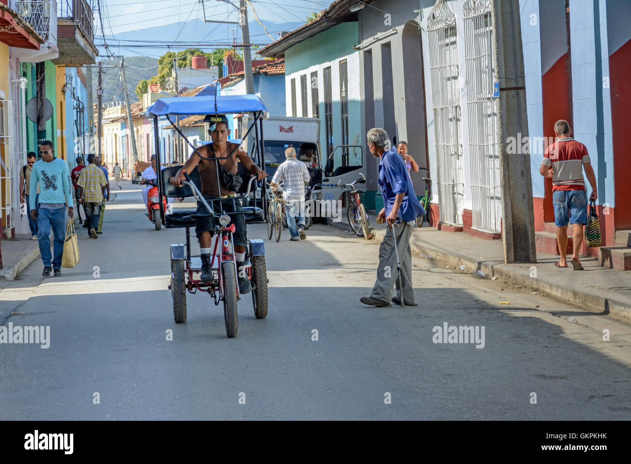 Scena di strada con una bicicletta tradizionale taxi in Trinidad, Sancti Spiritus provincia, Cuba Foto Stock