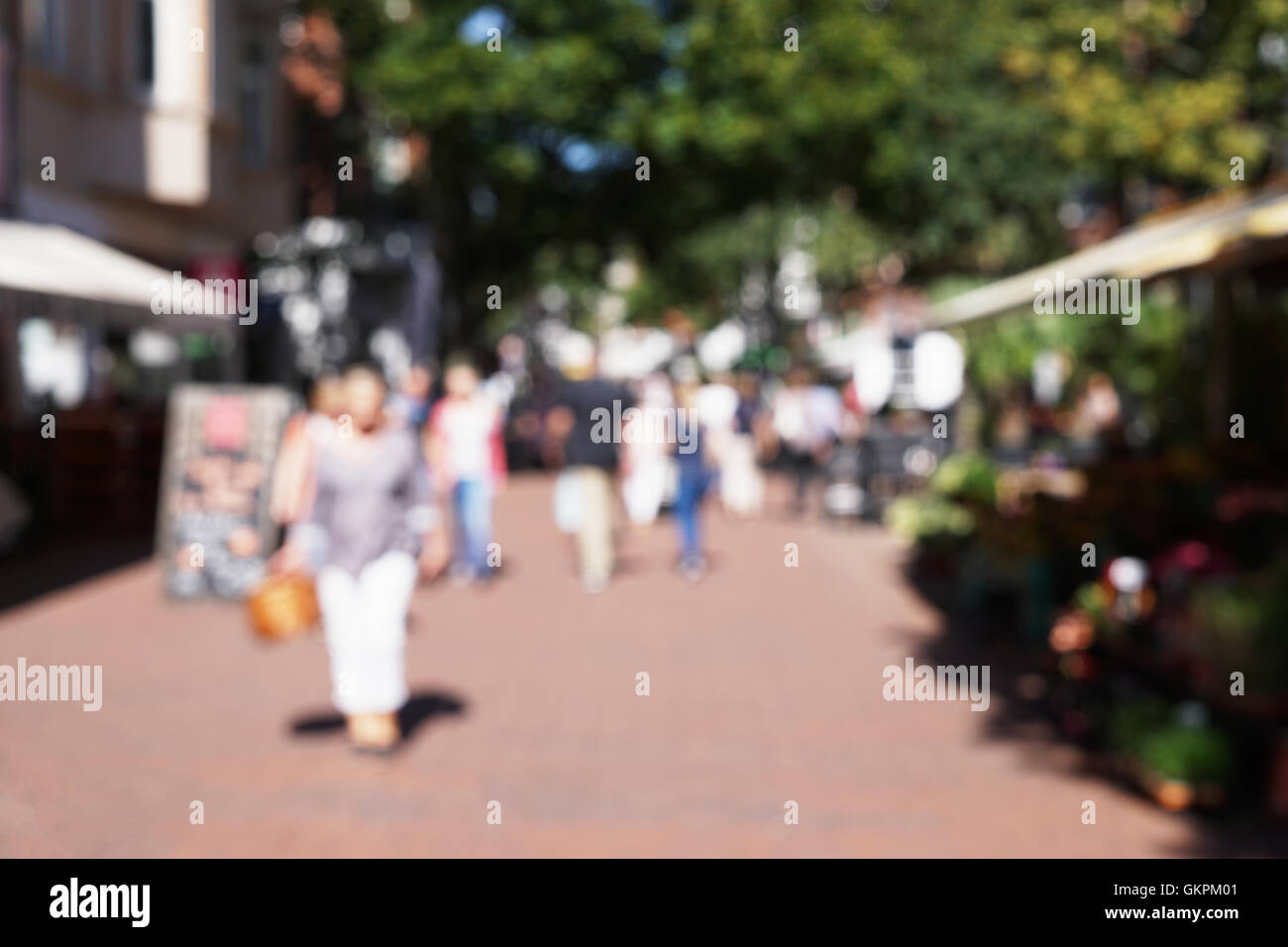 Defocalizzata strada pedonale dello shopping Foto Stock