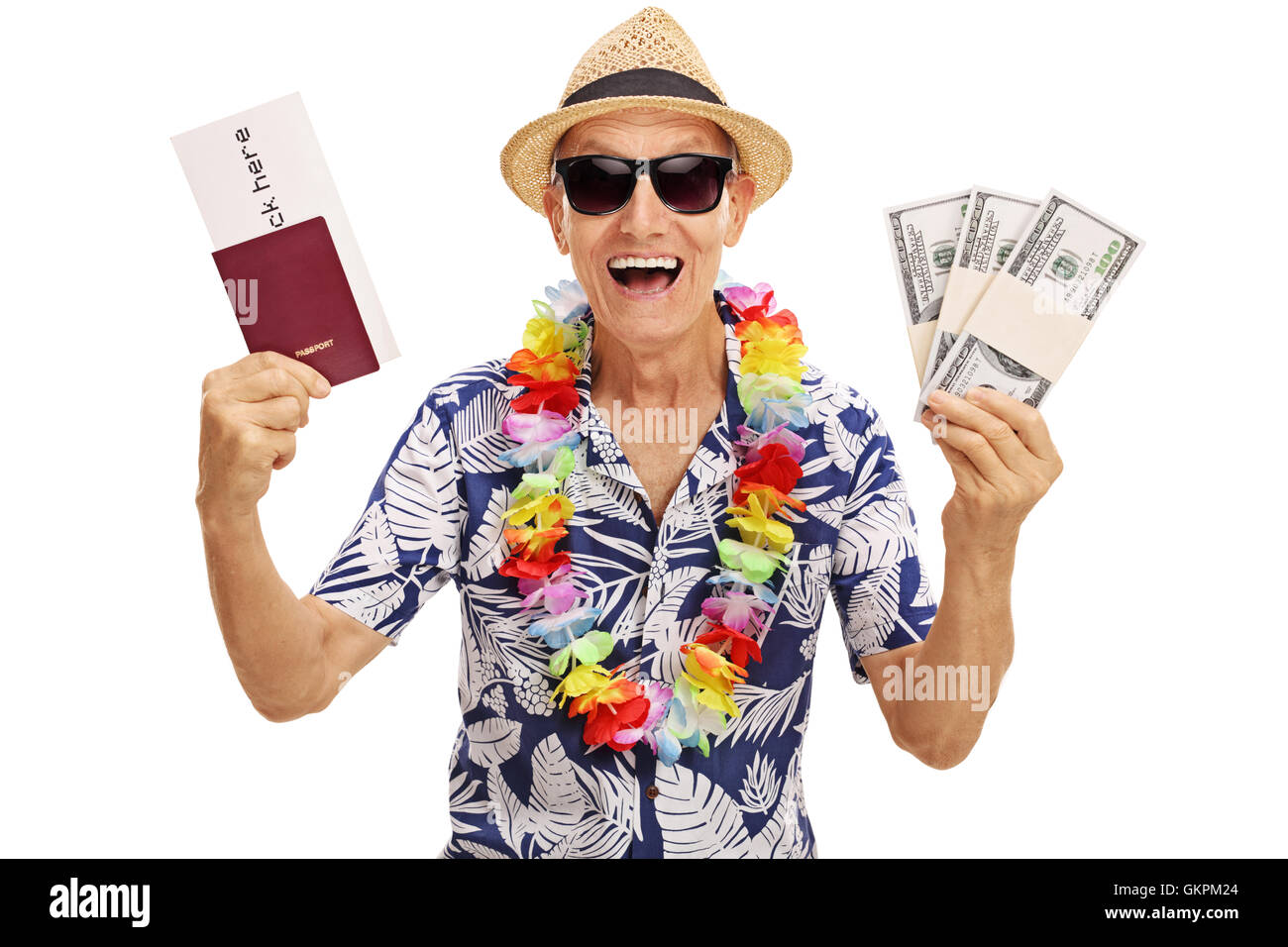 Emozionato anziani azienda turistica di pile di denaro e un voucher di viaggio isolato su sfondo bianco Foto Stock