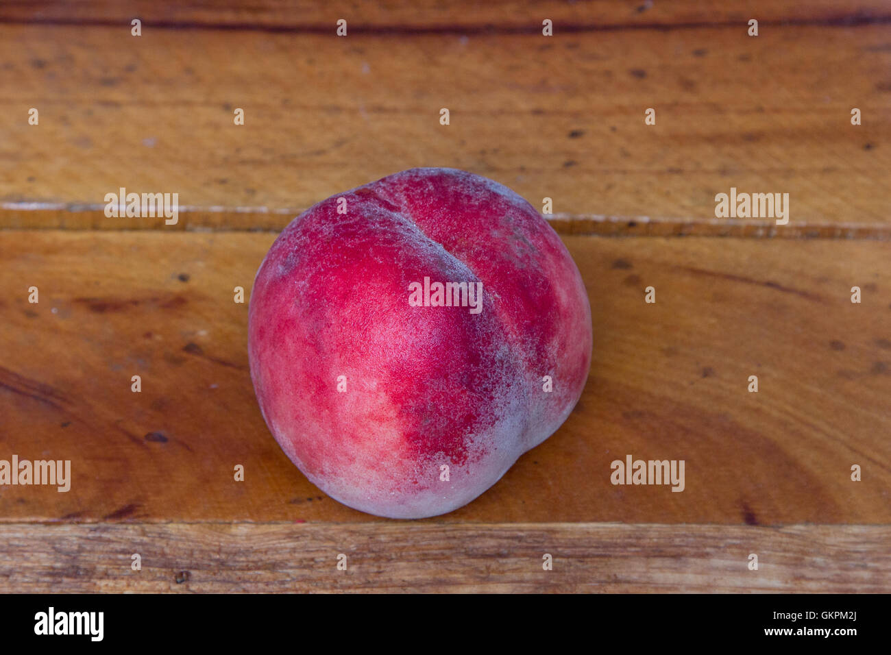Pesche fresche isolate su uno sfondo di legno Foto Stock