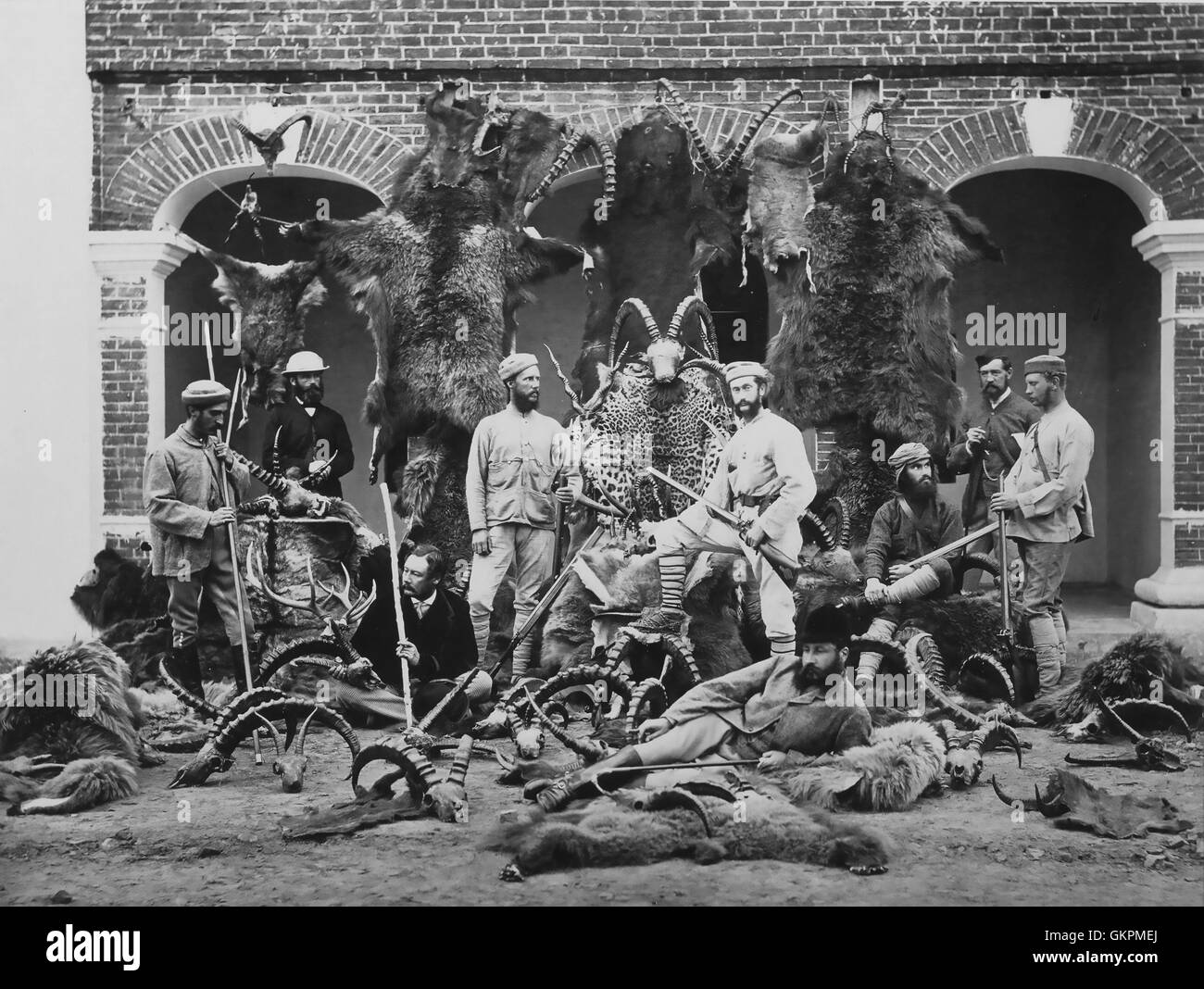 SAMUEL BOURNE (1834-1912) fotografo inglese meglio conosciuto per il suo lavoro in India come questo studio di un gruppo di cacciatori presi nel 1860s Foto Stock