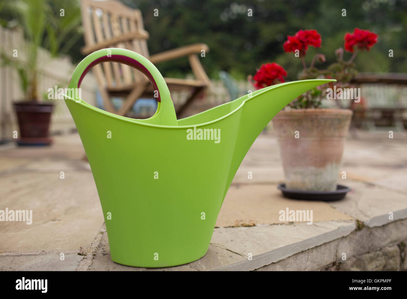 Verde elegante annaffiatoio. Foto Stock