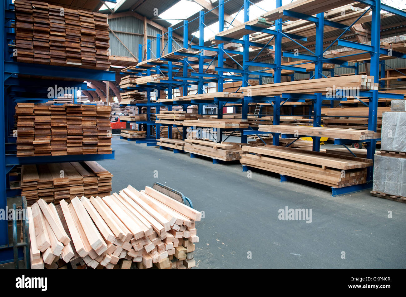 Stoccaggio del legno in un magazzino di segherie Foto Stock