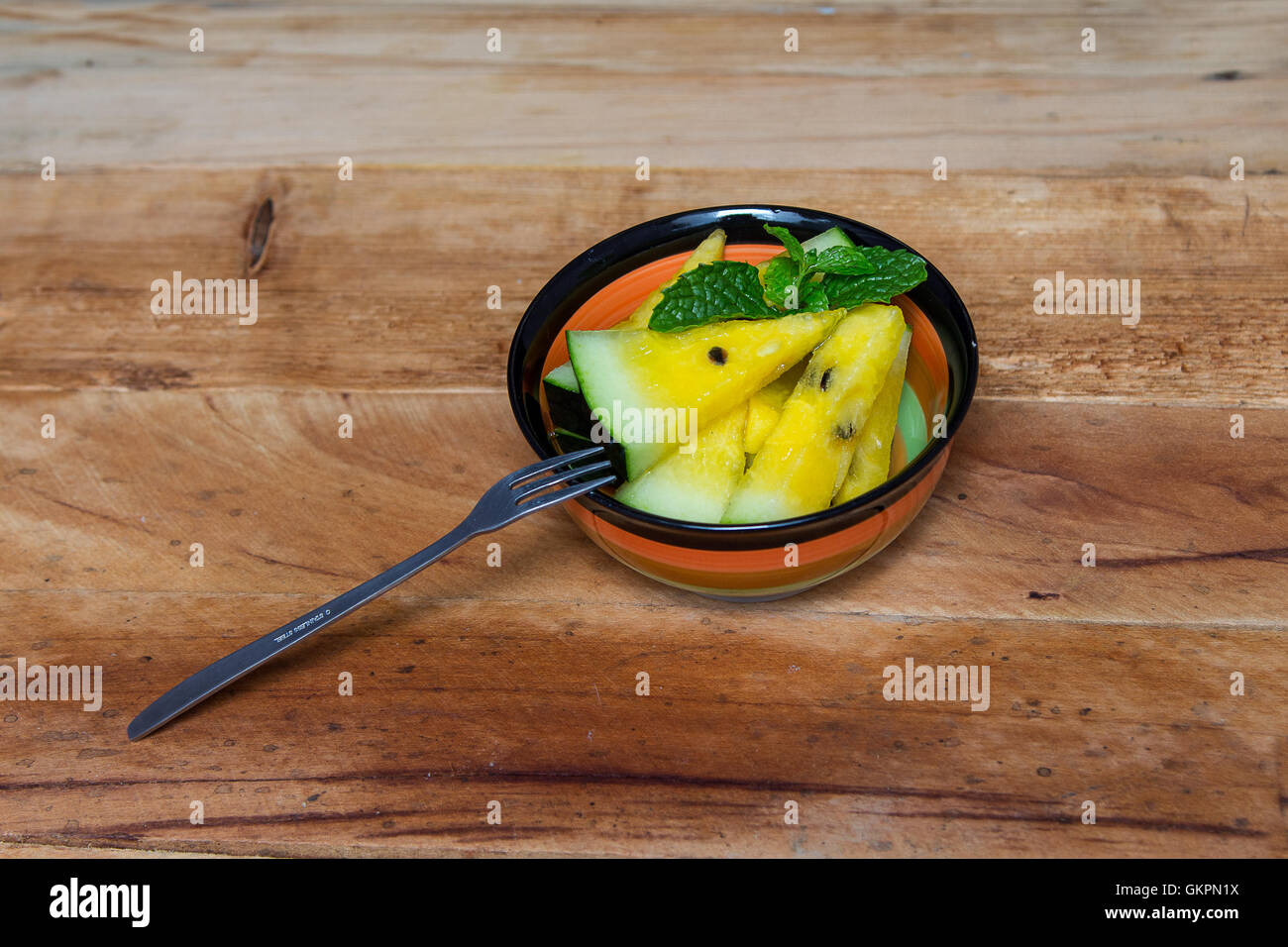 Anguria giallo sulla tavola di legno. Close-up Foto Stock
