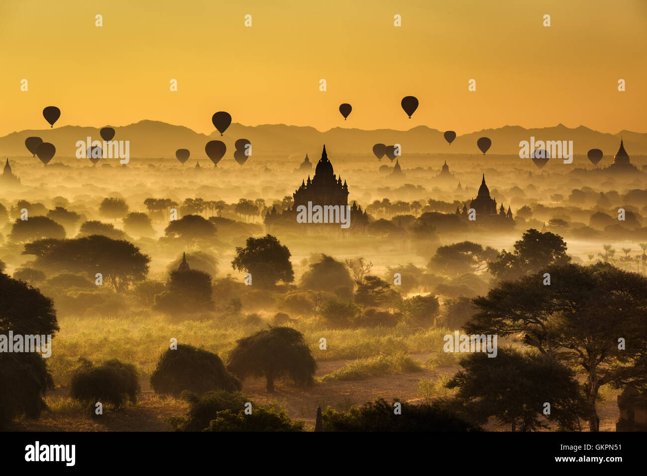 Scenic sunrise con molti i palloni ad aria calda al di sopra di Bagan in Myanmar Foto Stock