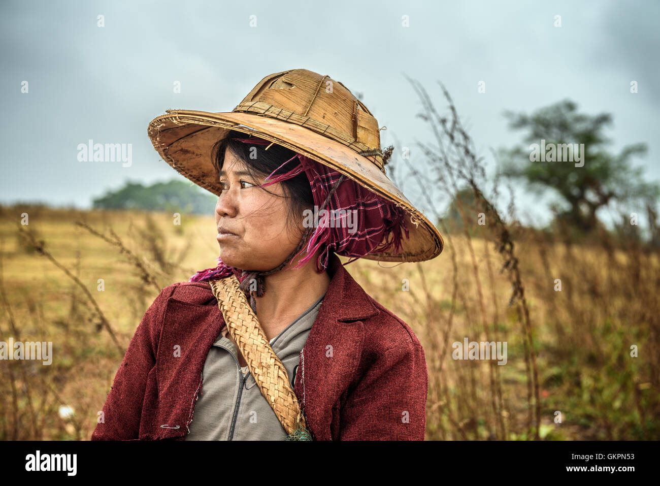 Ritratto di un giovane agricoltore femmina lavorando in un campo Foto Stock