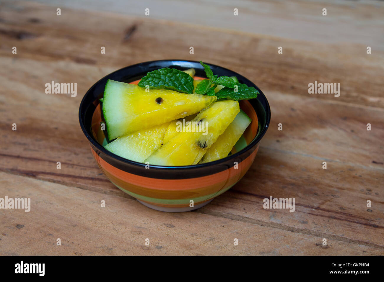 Anguria giallo sulla tavola di legno. Close-up Foto Stock