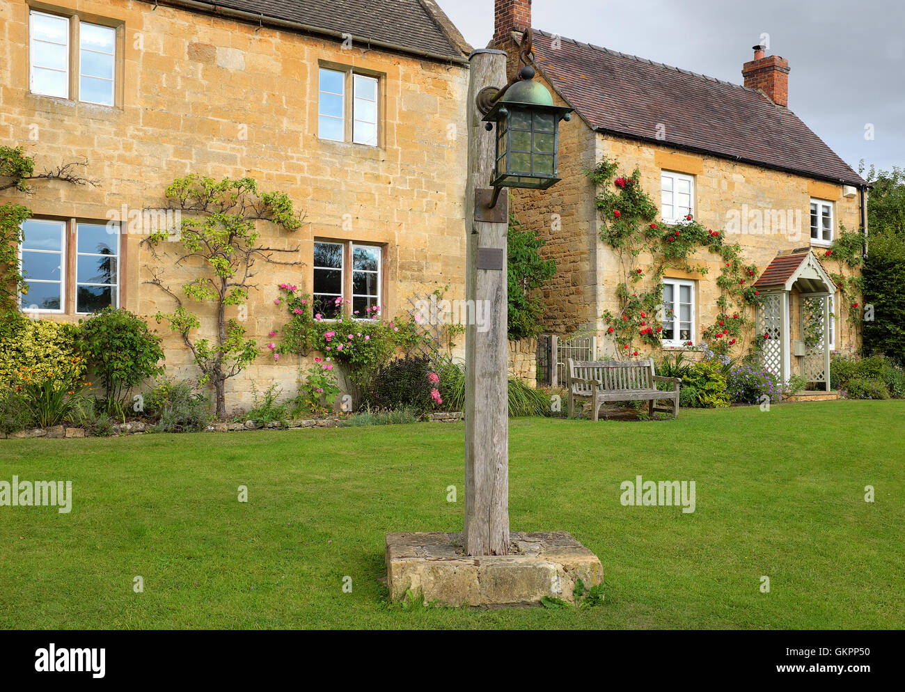 Antica strada luce nel villaggio Costwold di Stanton, nel Gloucestershire. In Inghilterra. Regno Unito Foto Stock