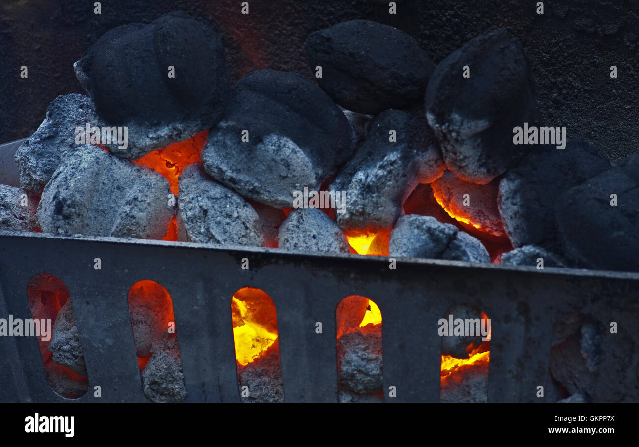 Incandescente carboni barbecue Foto Stock