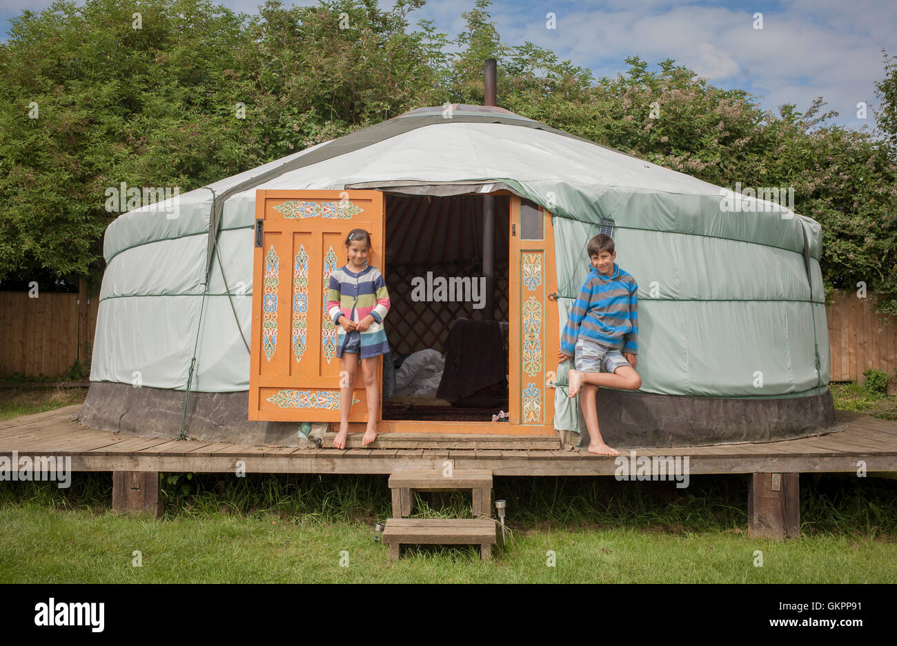 Due bambini in piedi fuori yurt in vacanza Foto Stock