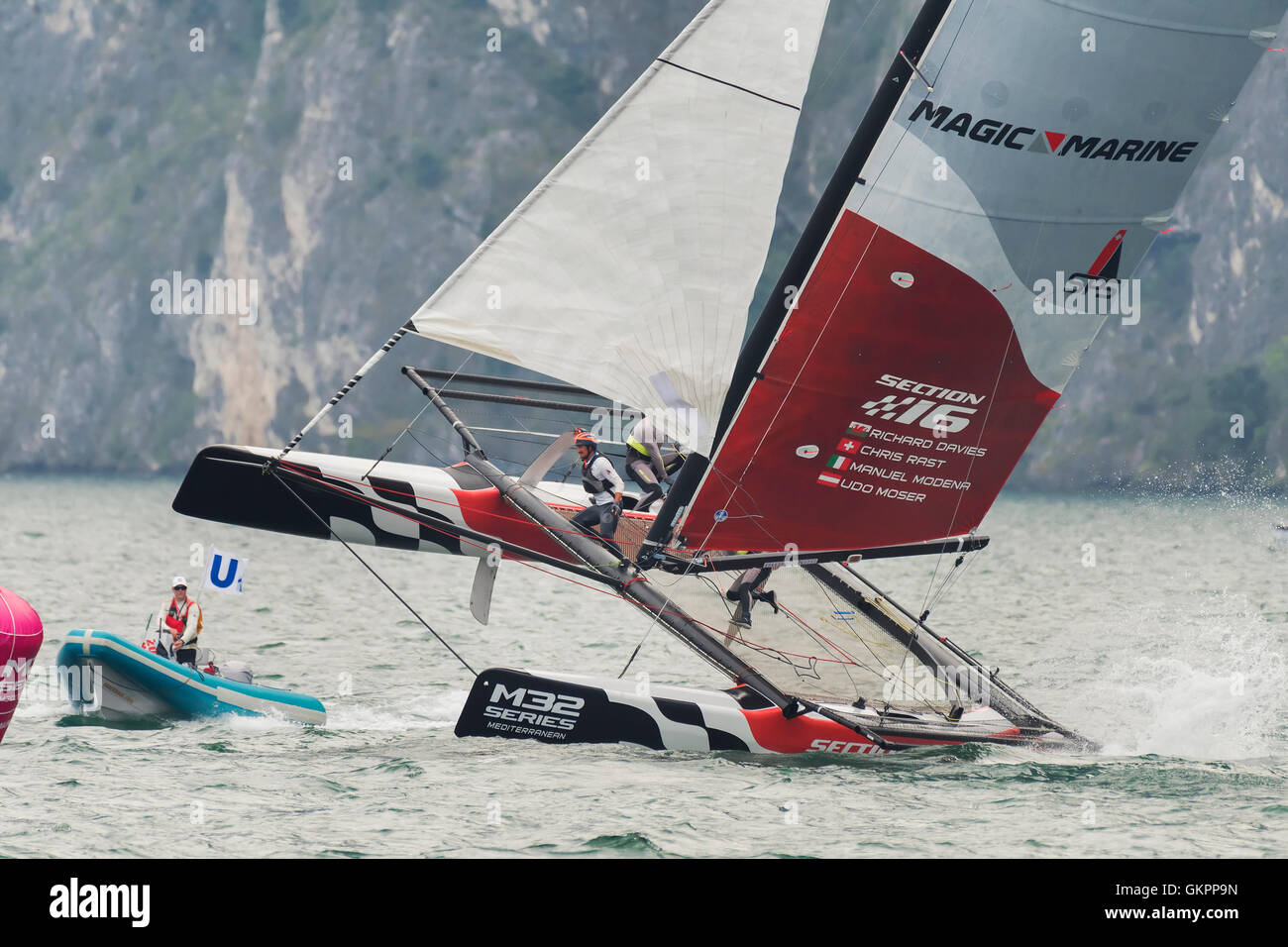 RIVA DEL GARDA, Italia - 19 agosto: prima giornata di gara per m32 serie mediterraneo, una barca a vela catamarano veloce concorrenza o Foto Stock