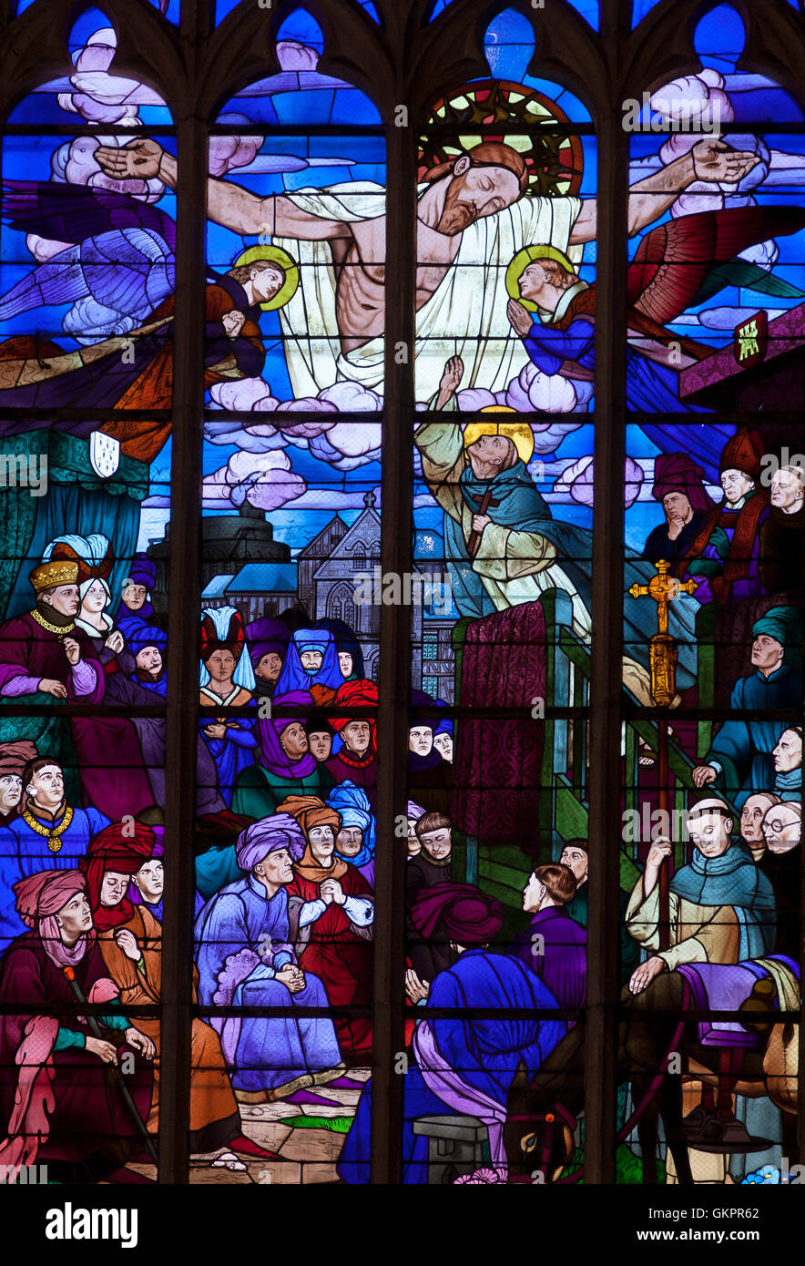 Vetro colorato nella cattedrale di Dinan, Cotes d'Armor dipartimento, Brittany, Francia Foto Stock