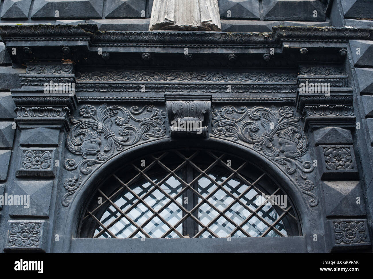 Finestra con barre nel vecchio edificio di architettura classica Foto Stock