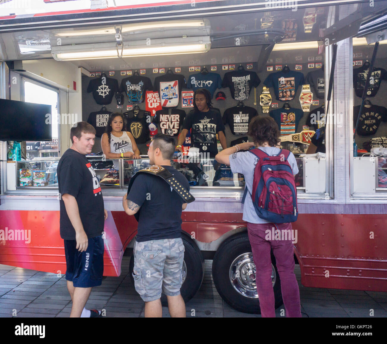 I fan del wrestling comprare souvenir e altri cimeli prima di WWE SummerSlam evento presso la Barclays Center di Brooklyn a New York Sabato, Agosto 20, 2016. (© Richard B. Levine) Foto Stock