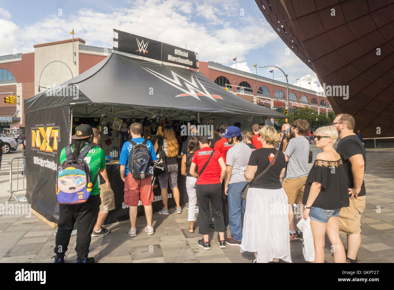 I fan del wrestling comprare souvenir e altri cimeli prima di WWE SummerSlam evento presso la Barclays Center di Brooklyn a New York Sabato, Agosto 20, 2016. (© Richard B. Levine) Foto Stock