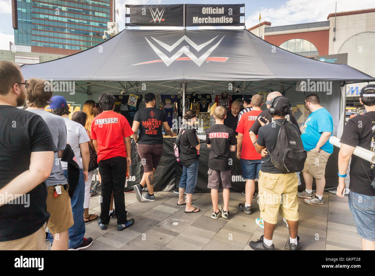 I fan del wrestling comprare souvenir e altri cimeli prima di WWE SummerSlam evento presso la Barclays Center di Brooklyn a New York Sabato, Agosto 20, 2016. (© Richard B. Levine) Foto Stock